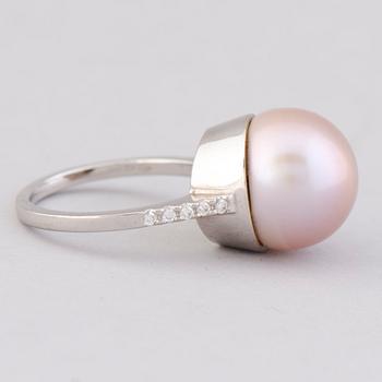 A RING, cultured pearl, diamonds, 18K white gold, import marks A. Tillander, Helsinki Finland.