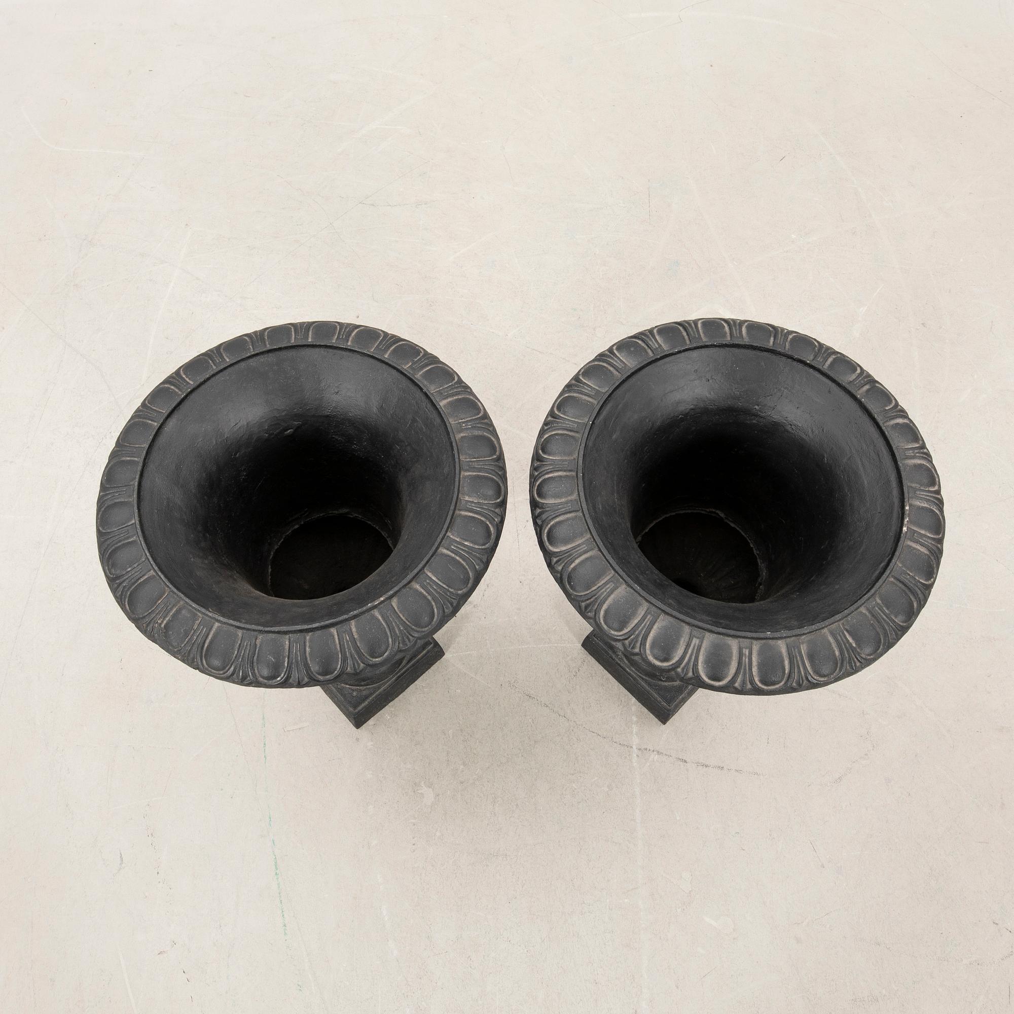 Garden urns, a pair of 20th century cast iron.
