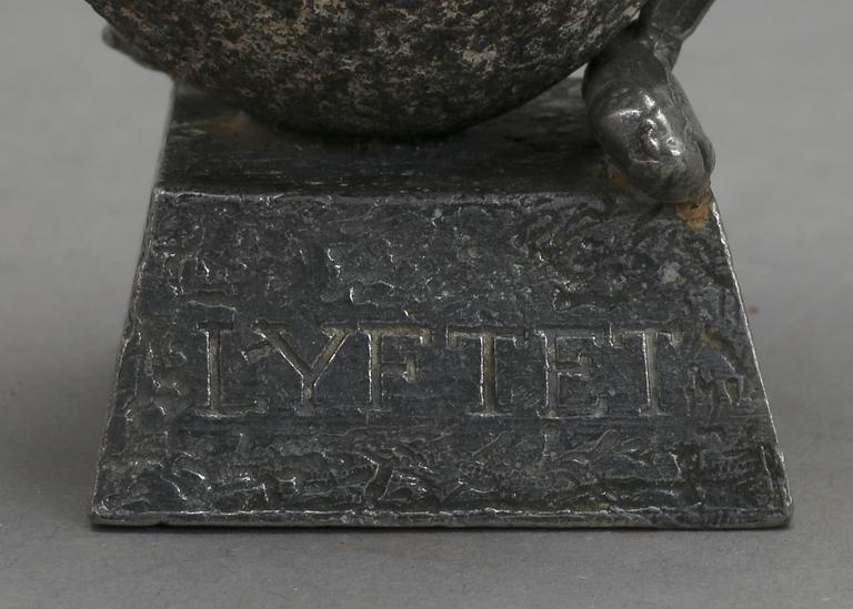 HENRY GUSTAFSSON, skulptur, "Lyftet", tenn och sten, 1989.