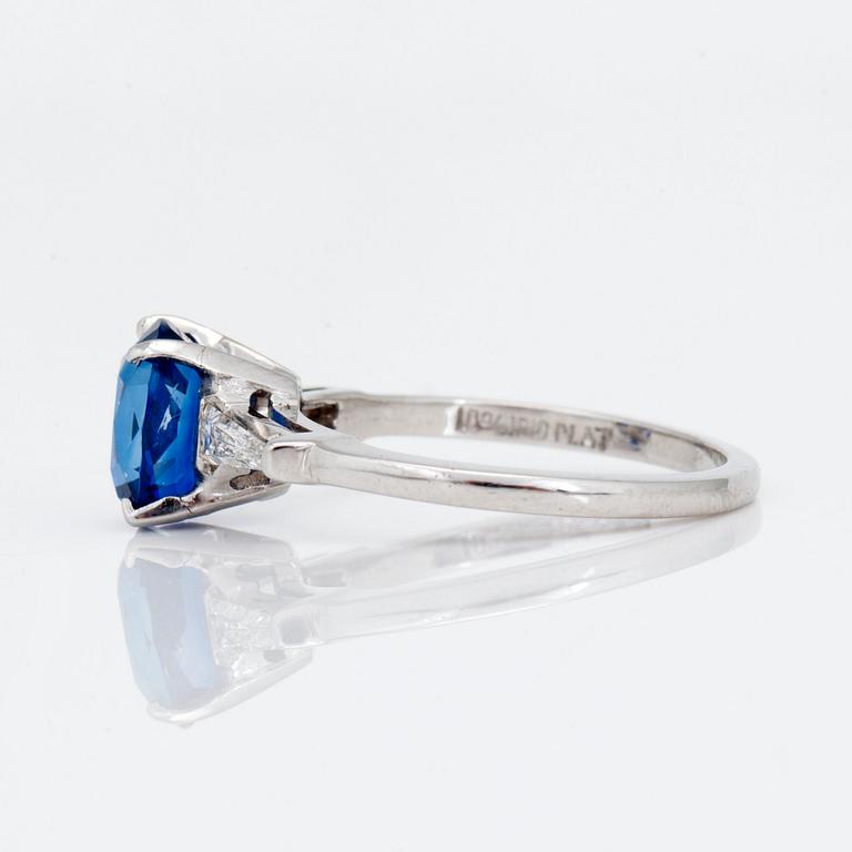 RING med diamanter samt en obehandlad kashmirsafir 2.25 ct enligt två certifikat från Gübelin.