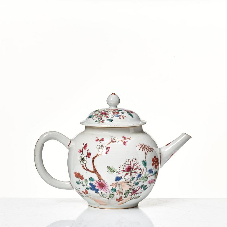 Tekannor, två stycken, kompaniporslin. Qingdynastin, Qianlong (1736-95).