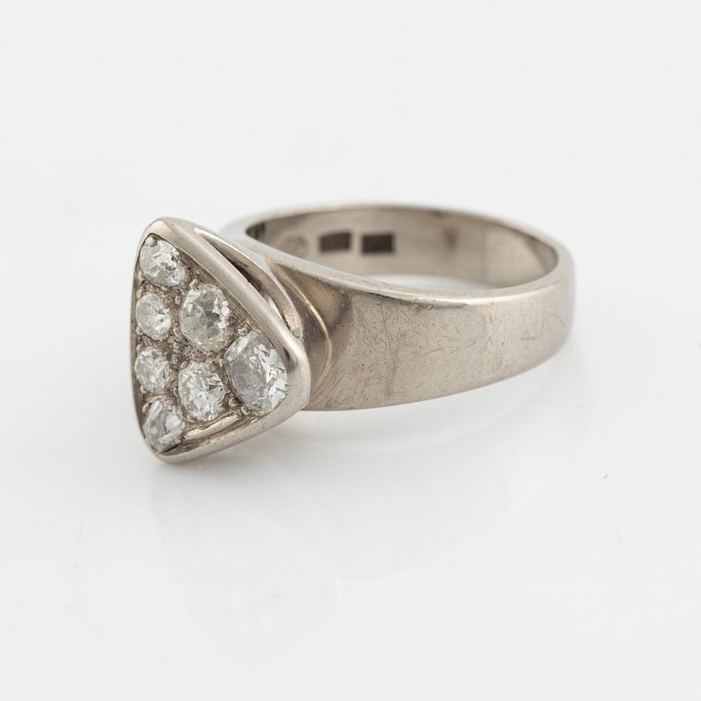 An 18K white gold ring set with diamonds.