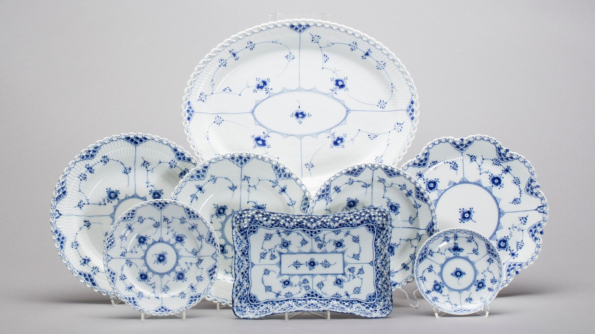 MAT- och KAFFESERVIS, 108 delar, "Musselmalet", helblond, Royal Copenhagen.