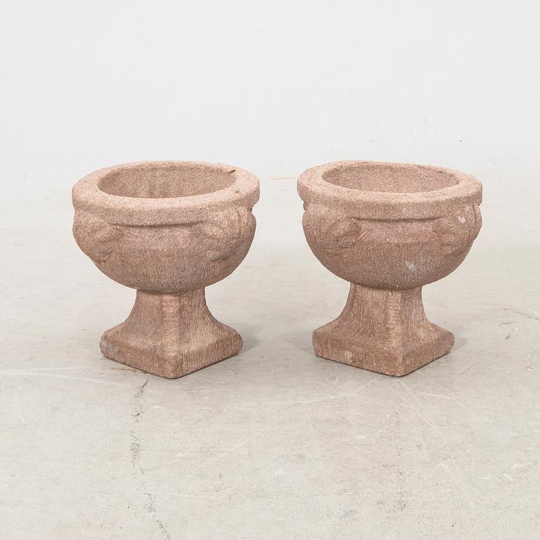 A pair of garden urns.