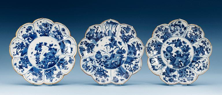 A set of three blue and white flower shaped dishes, Qing dynasty, Kangxi (1662-1722). (3).
