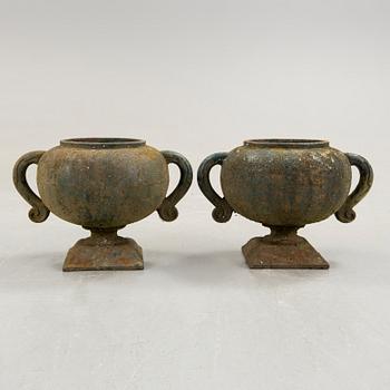 A pair of cast iron garden urns, beginning of 20th century.