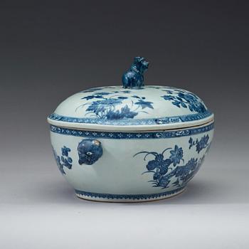 An export porcelain blue and white tureen and cover, Qing dynasty, Qianlong (1736-1795).