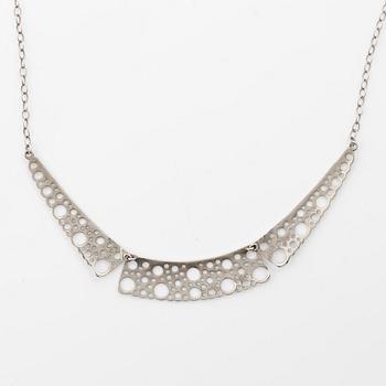 Liisa Vitali, necklace and a pair of earrings, sterling silver, Finland.