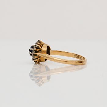 RING, 18K guld. Med safir samt briljantslipade diamanter.