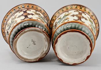 YTTERFODER, 2 st snarlika, majolika, Rörstrand, omkring 1900.