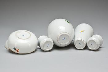 VASER, 4 st, + SKÅL MED LOCK, porslin, Meissen, 1900-talets andra hälft.