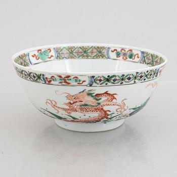 A wucai porcelain bowl, China, Qingdynasty, early 18th century.