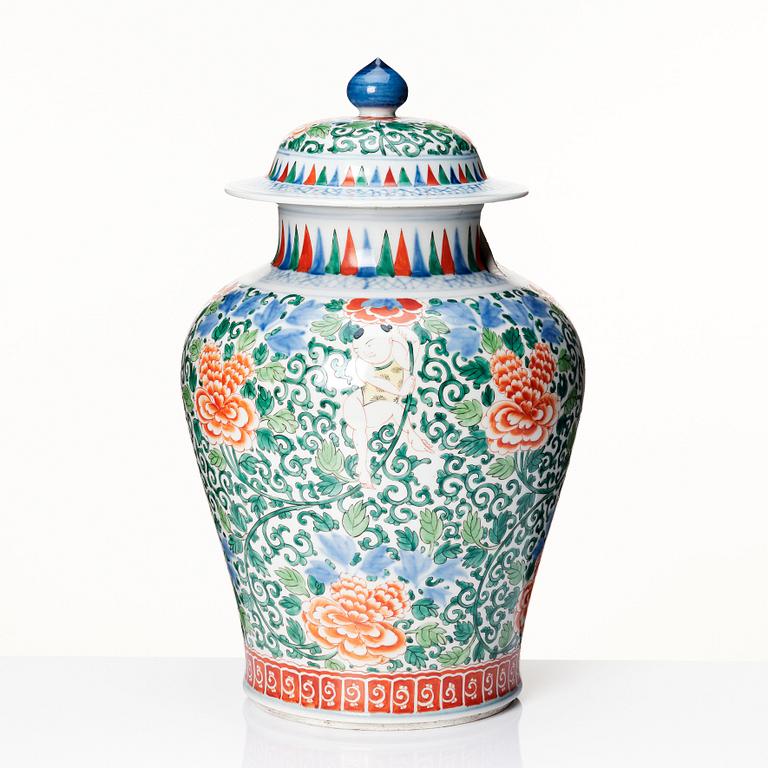 A large wucai jar with cover, decorated in Transition style, Samson, 19th Century.