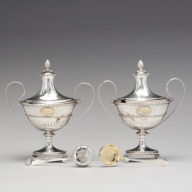 Hans Lyberg, sockerskålar med lock, ett par, silver, Borås 1805. Sengustavianska.