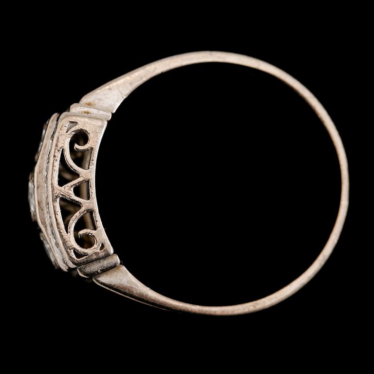 RING, 18K vitguld med diamanter tot ca 0.46 ct, Göteborg 1977.  Vikt ca 5,7 gram.