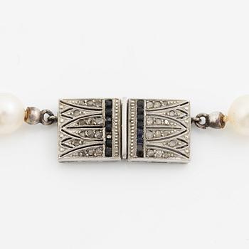 Pärlcollier med odlade pärlor, lås 18K vitguld med rosenslipade diamanter och carréslipade safirer.