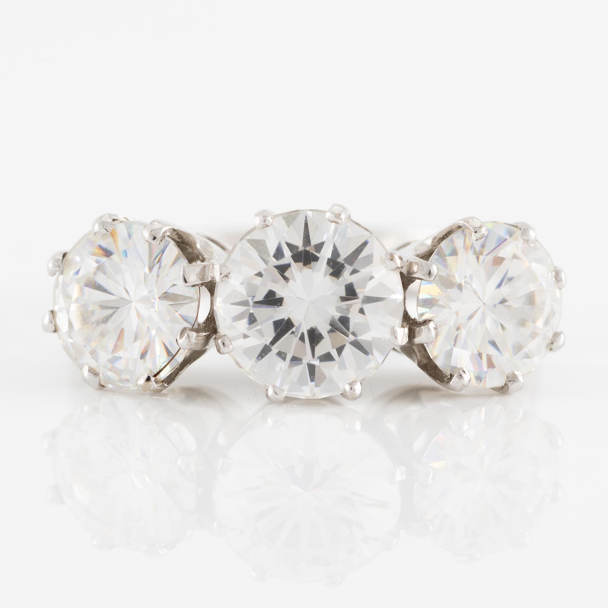 Ring 18K vitguld med vita stenar.