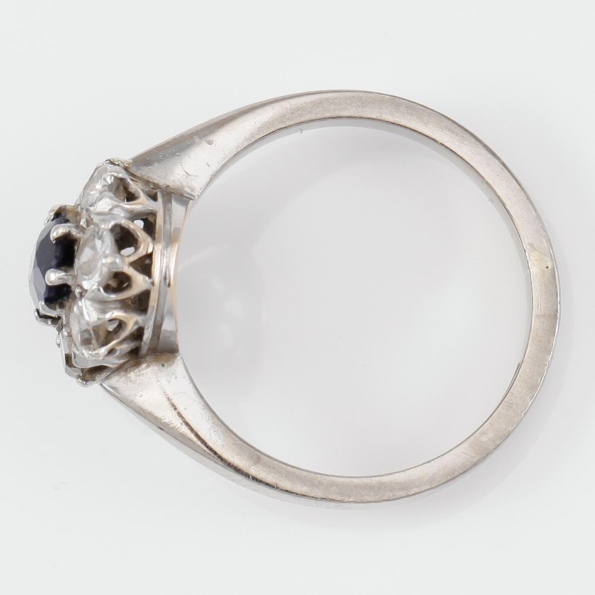 RING, 18 k vitguld, Teboon, Nyköping 1976, briljantslipade diamanter och safir. Vikt 4,1 g.