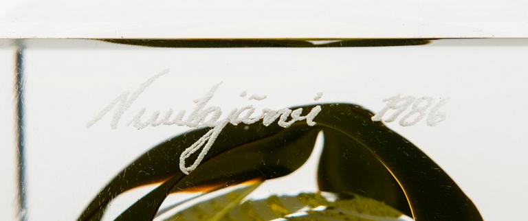 OIVA TOIKKA, AN ANNUAL CUBE, glass, signed Oiva Toikka 1986 Nuutajärvi, numbered  56/2000.