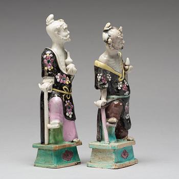 A pair of famille rose figures of 'Immortals', Qing dynasty, late 18th Century.