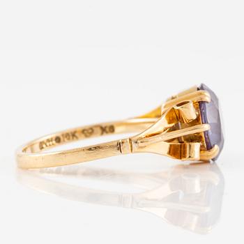 Ring 18K gold with a purple stone.