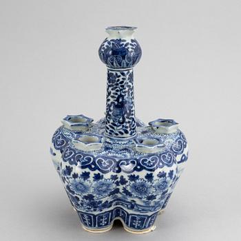 A blue and white tulip vase, Qing dynasty, 19th Century.