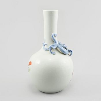 VAS, porslin, Kina, 1900-tal/modern tillverkning.