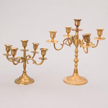PARTI KANDELABRAR OCH LJUSSTAKAR, mässing, 1800/1900-tal.
