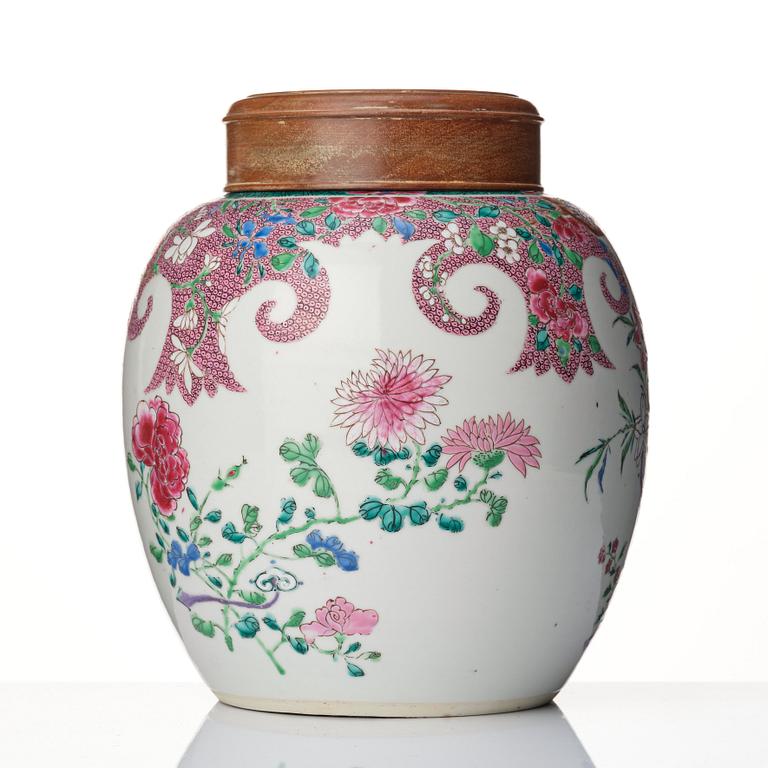 A famille rose jar, Qing dynasty, 18th Century.