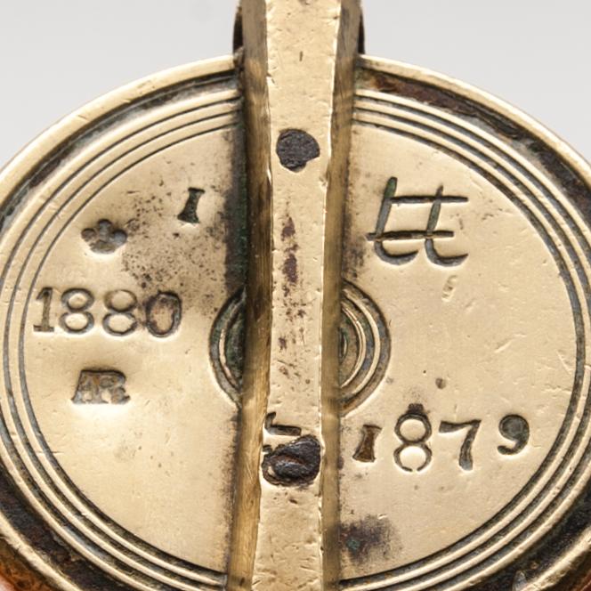 VIKTSATS, 8 delar, mässing. Daterad 1880, 1879 på locket.