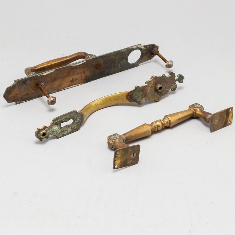 DÖRRHANDTAG, 3 st, brons, 1800-tal.