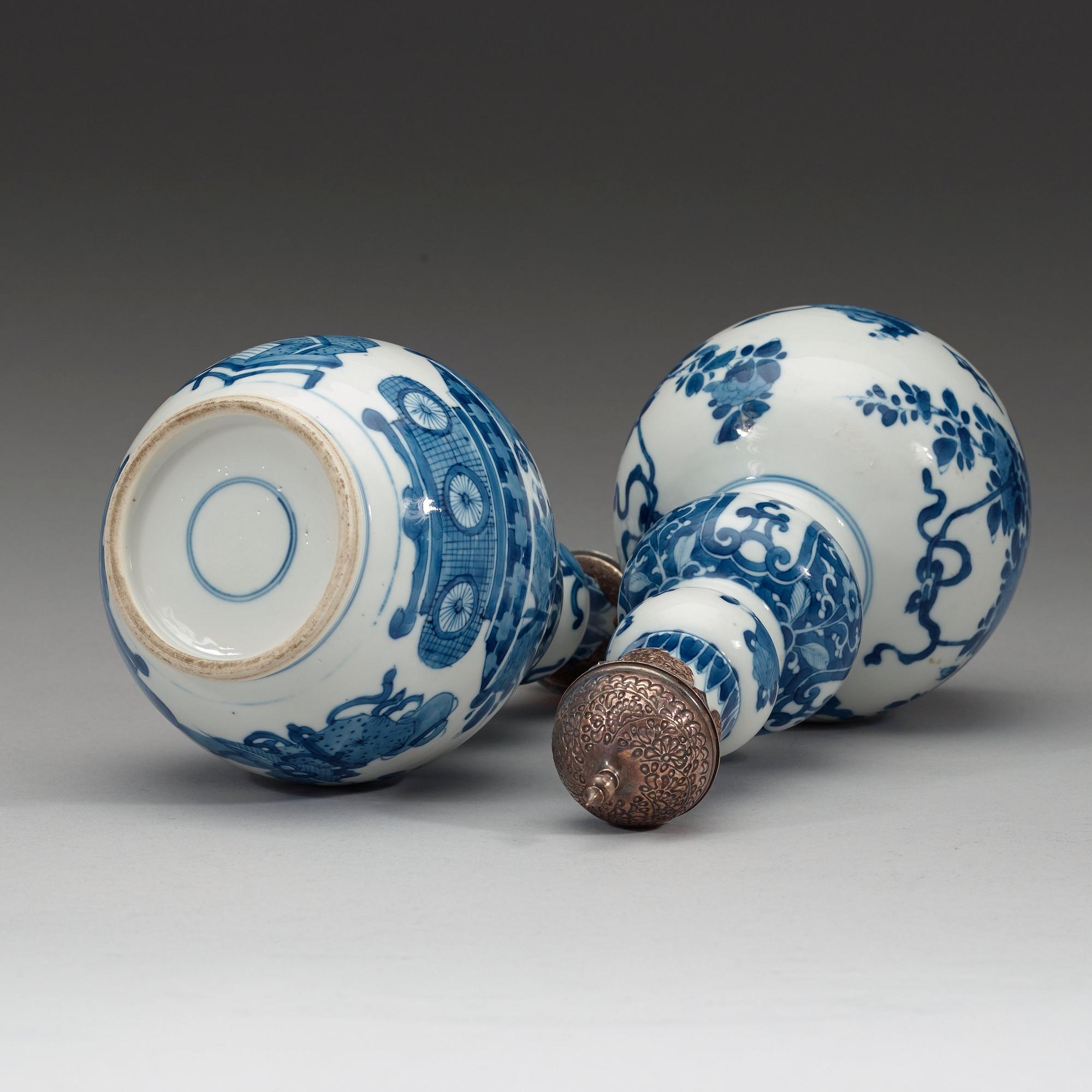 A matched pair blue and white flasks, Qing dynasty, Kangxi (1662-1722).
