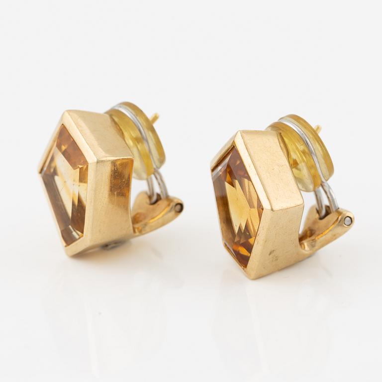 A ring and a pair of earrings in 18K gold with faceted citrine.