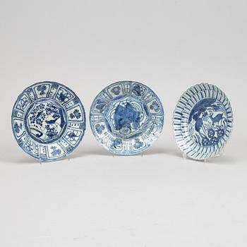 A set with three blue and white Kraak dishes, Ming dynasty, Wanli (1572-1620).