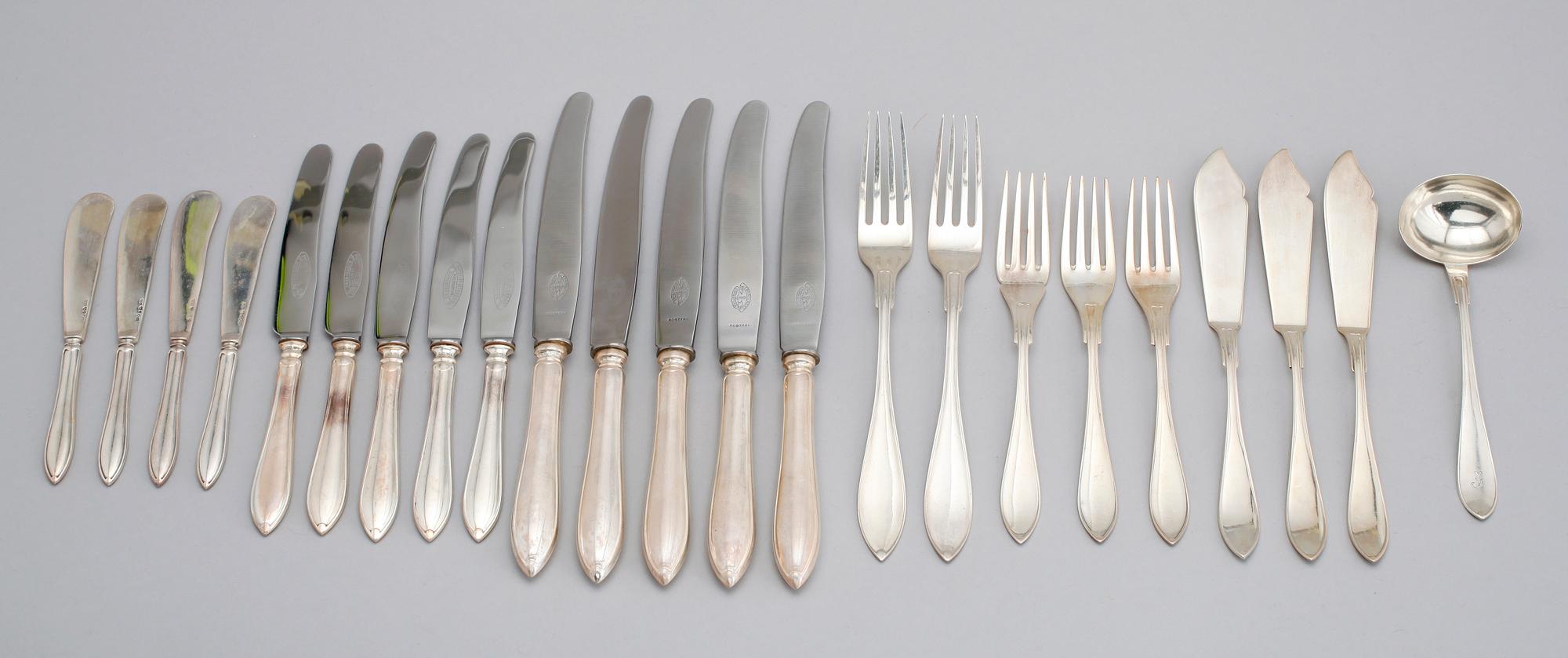 BESTICK, 23 delar, silver, bl a CG Hallberg, modell svensk spets. Total vikt inklusive rostfria blad 1233 gram.