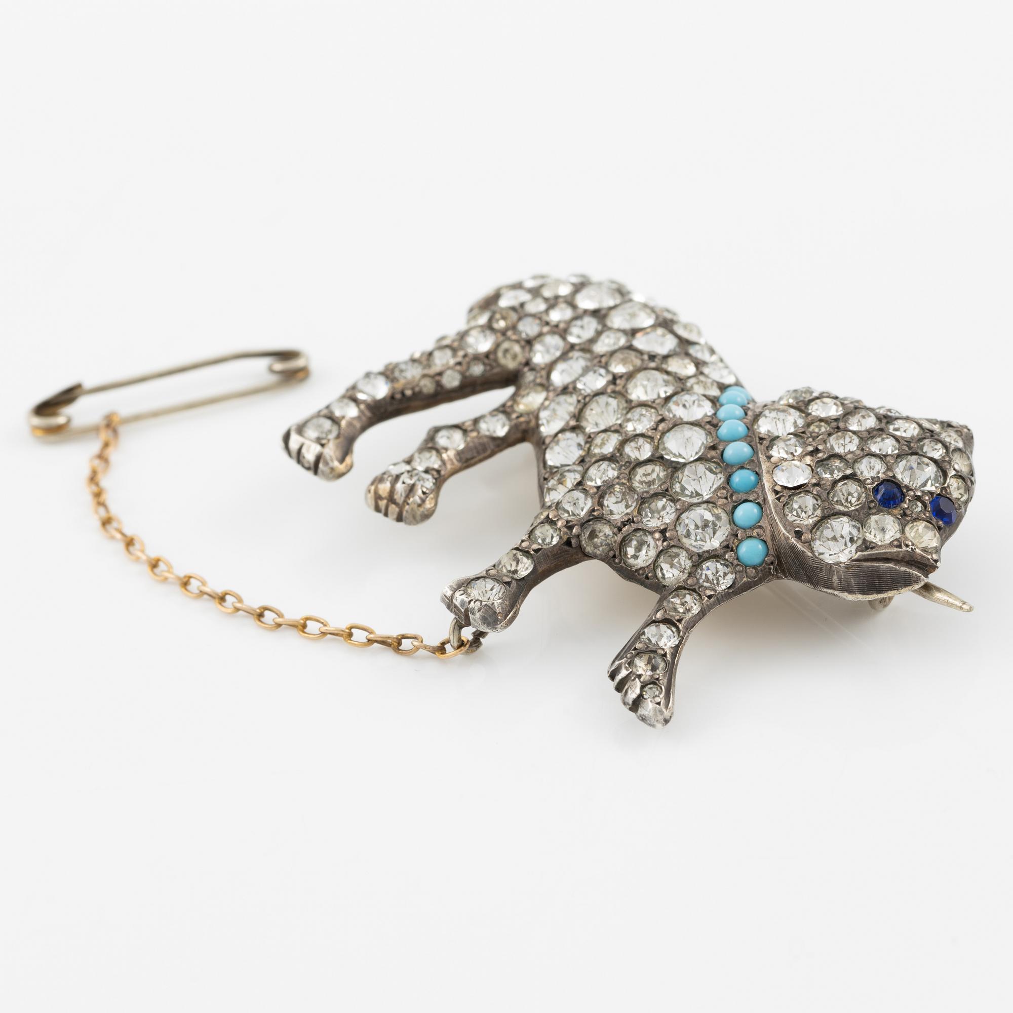 Brosch i form av bulldog, silver med syntetiska stenar.