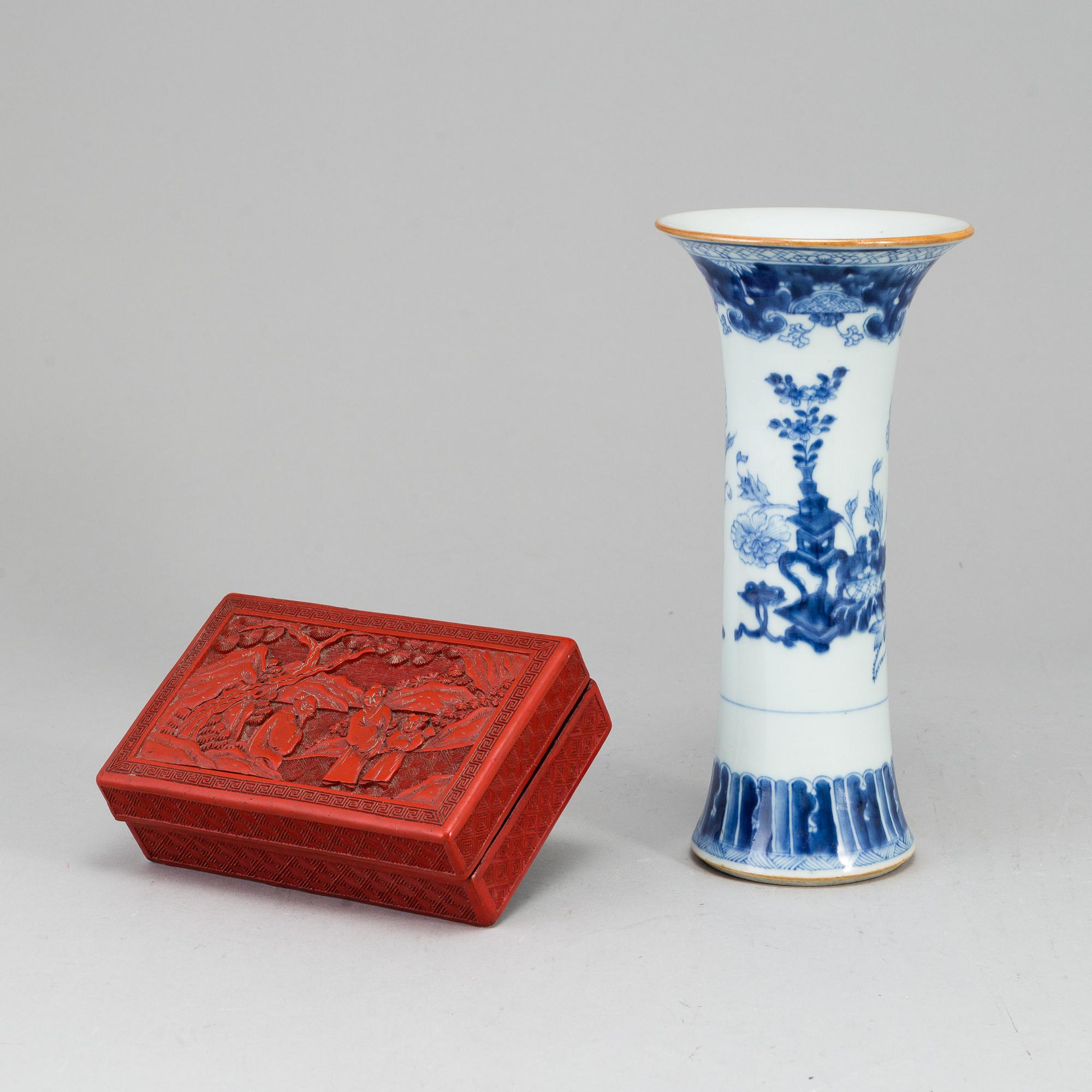 TRUMPETVAS, porslin. Qingdynastin, Qianlong (1736-95), samt DOSA, lack, tidigt 1900-tal.