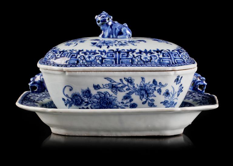 SMÖRTERRIN MED FAT, porslin, Qianlong, 1700-tal.