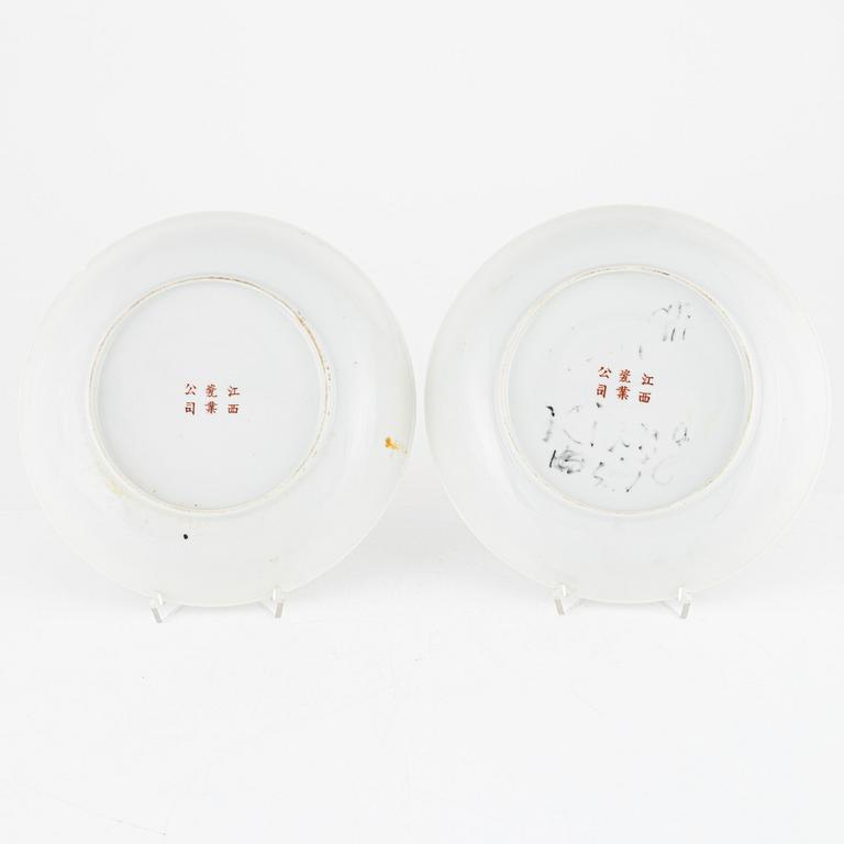 Skålfat, ett par, porslin. Jiangxi Ciye Gongsi, Kina, Republik/ 1900-talets första hälft.