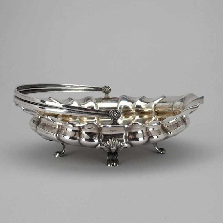 BRÖDKORG, 813 silver, Kultakeskus 1945. Vikt 638 g.