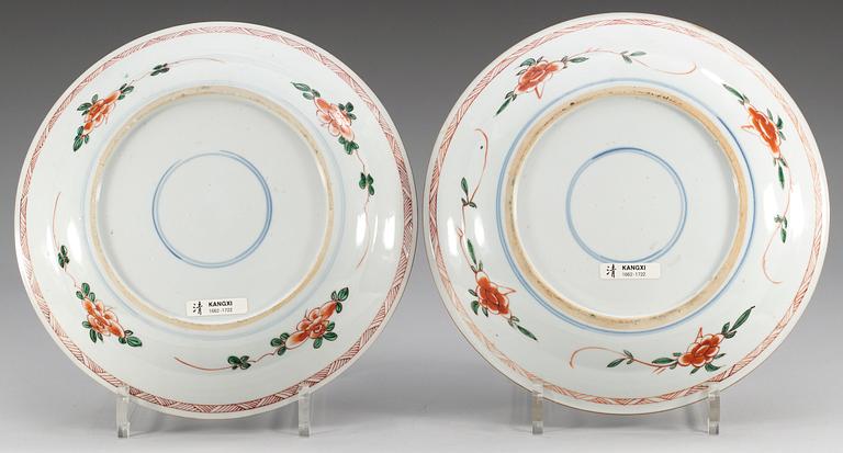 FAT, två stycken, porslin. Qing dynastin, Kangxi (1662-1722).