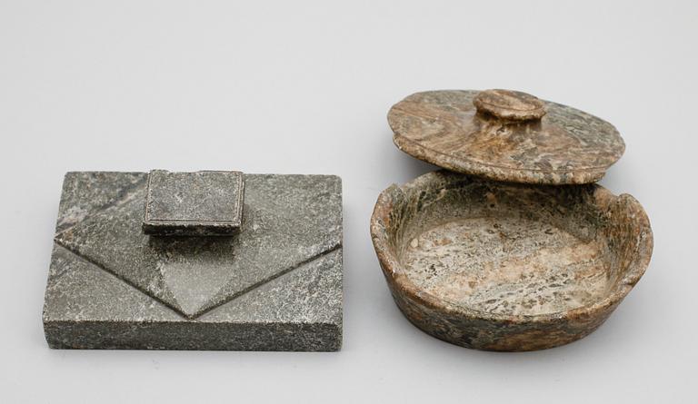 SMÖRASK OCH BREVPRESS, kolmårdsmarmor, 1800-tal.