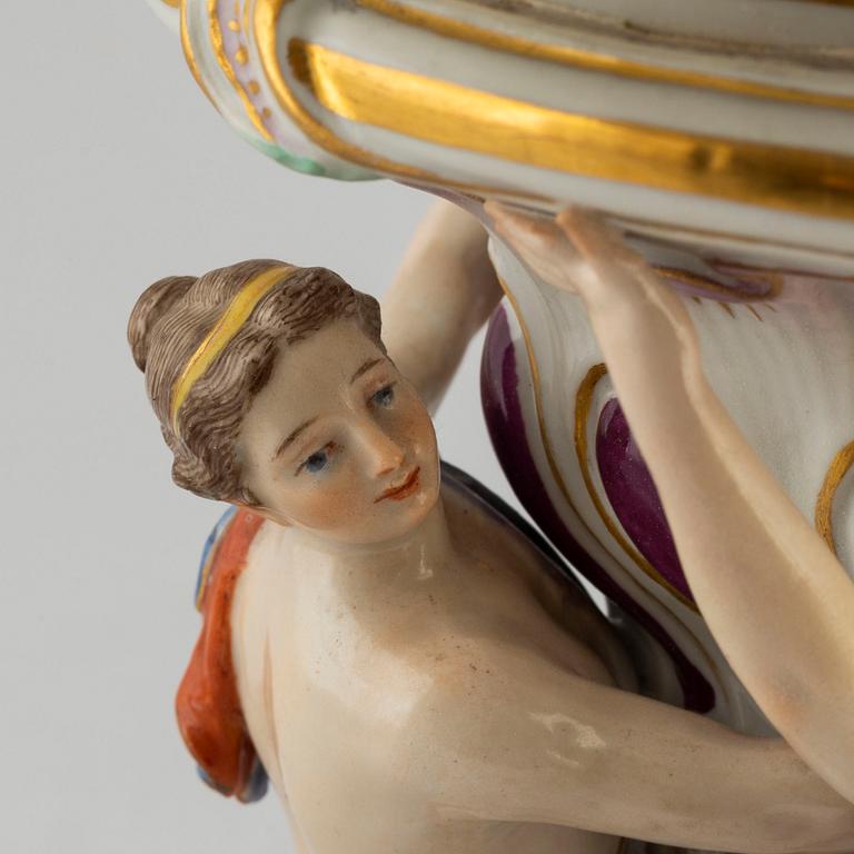 A Meissen footed chesnut basket, circa 1900.