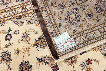 A Kashan carpet, c. 306 x 200 cm.