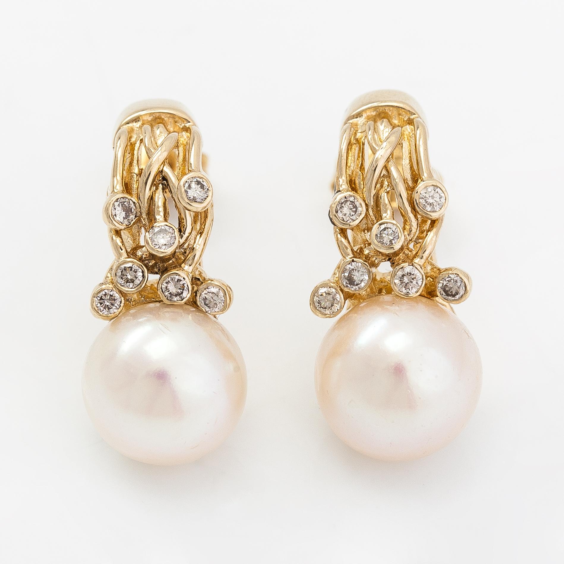 A pair of 14K gold earrings with cultured pearls and diamonds  approx. 0.22 ct in total.