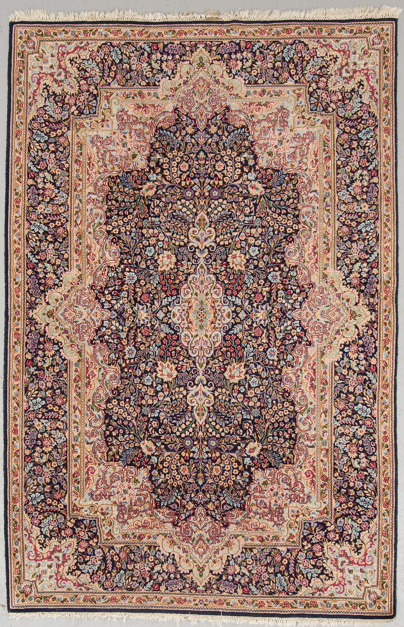 MATTA, old, Kirman. Ca 254 x 166 cm.