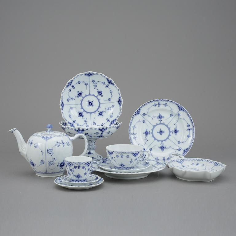 TE- OCH KAFFESERVIS, 27 delar, porslin, "Musselmalet", Royal Copenhagen, 1900-talets andra hälft.