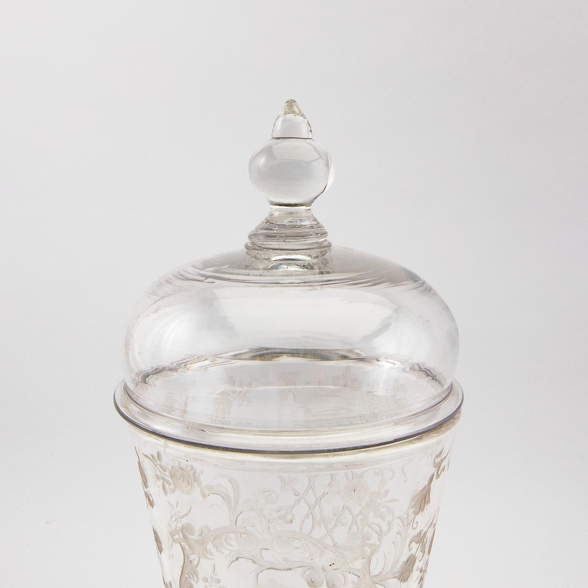 Cup with lid, glass, 18th century.