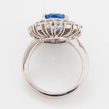 Ring 18K vitguld med en oval fasettslipad safir och runda briljantslipade diamanter.
