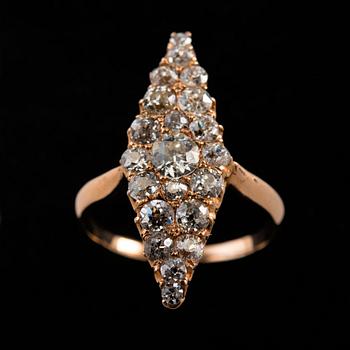 A RING,  old- and 8/8 cut diamonds c. 1.50 ct. 18K gold. Weight 3,8 g.